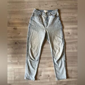 H&M women’s mom Jeans in Light Blue in size 6, 99% cotton